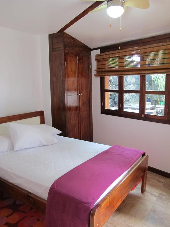 The Wooden House Hotel Puerto Villamil Exterior foto