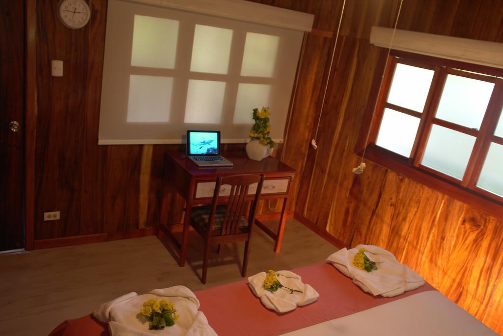 The Wooden House Hotel Puerto Villamil Exterior foto