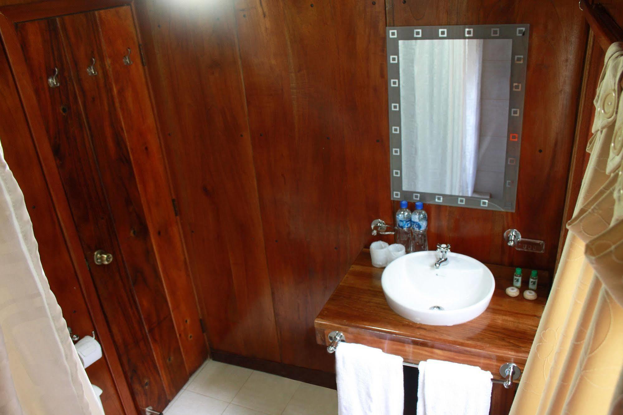 The Wooden House Hotel Puerto Villamil Exterior foto