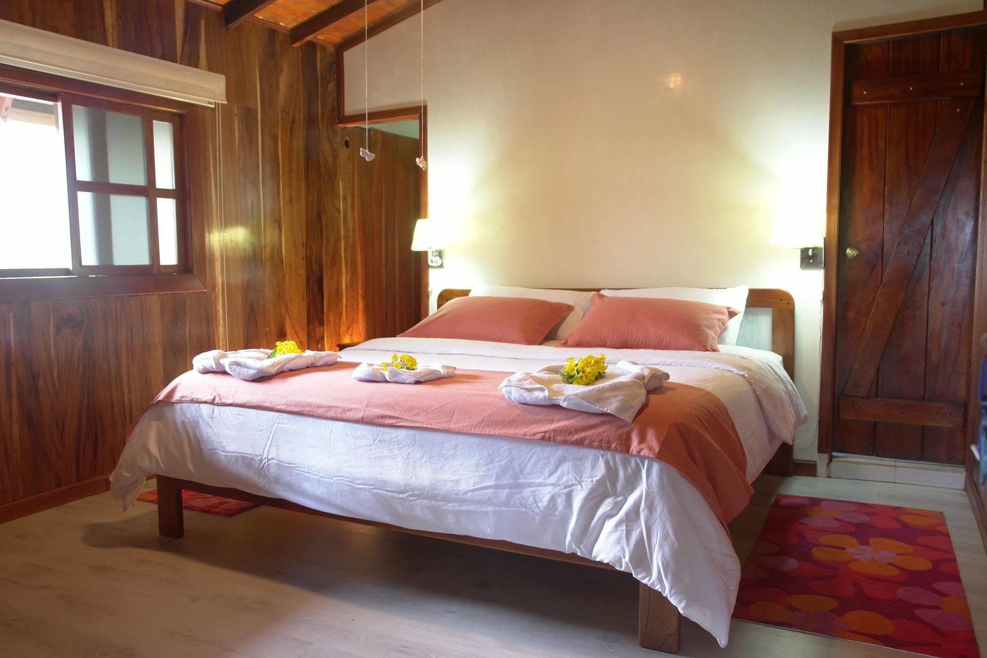 The Wooden House Hotel Puerto Villamil Exterior foto