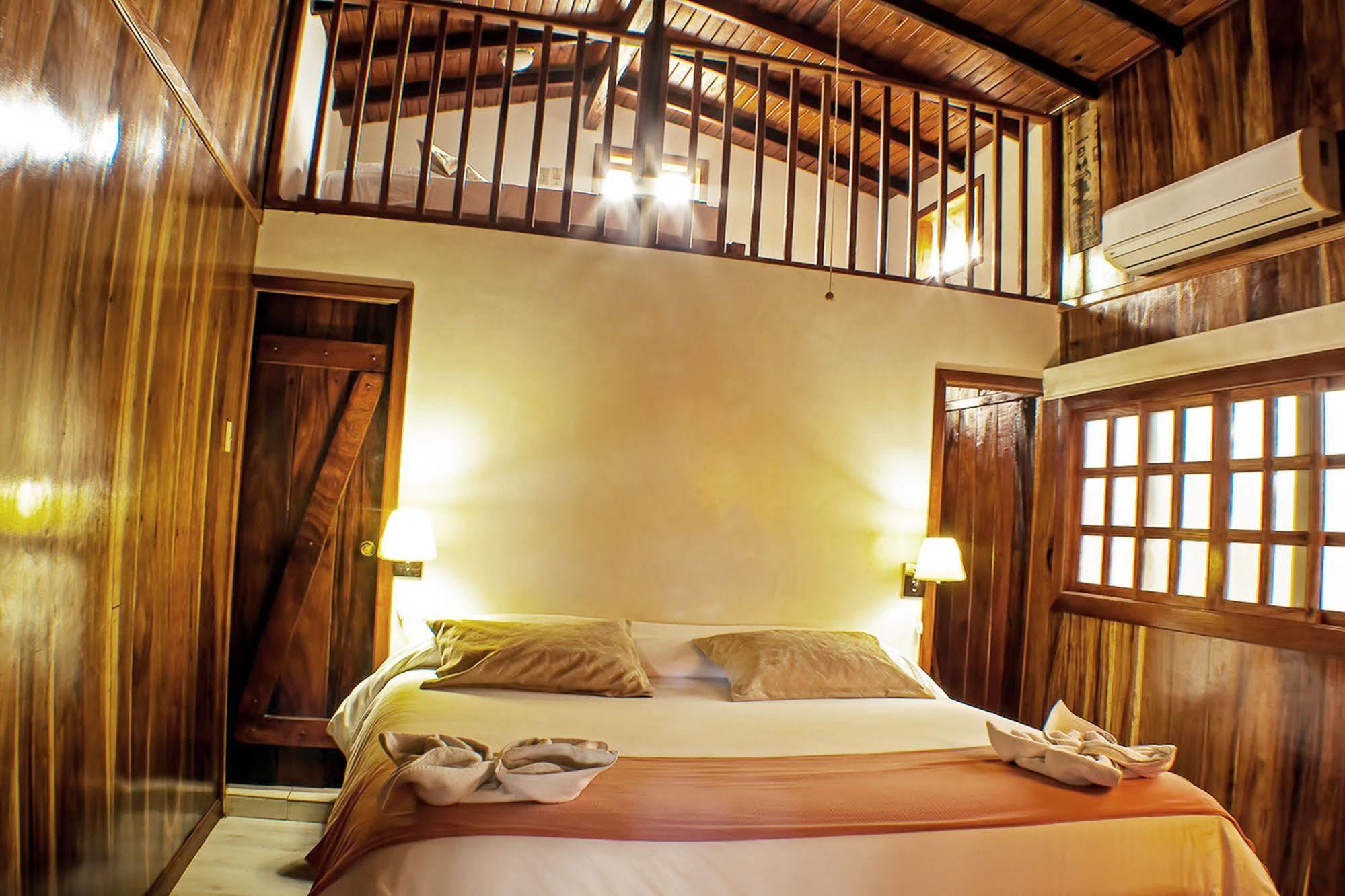 The Wooden House Hotel Puerto Villamil Exterior foto