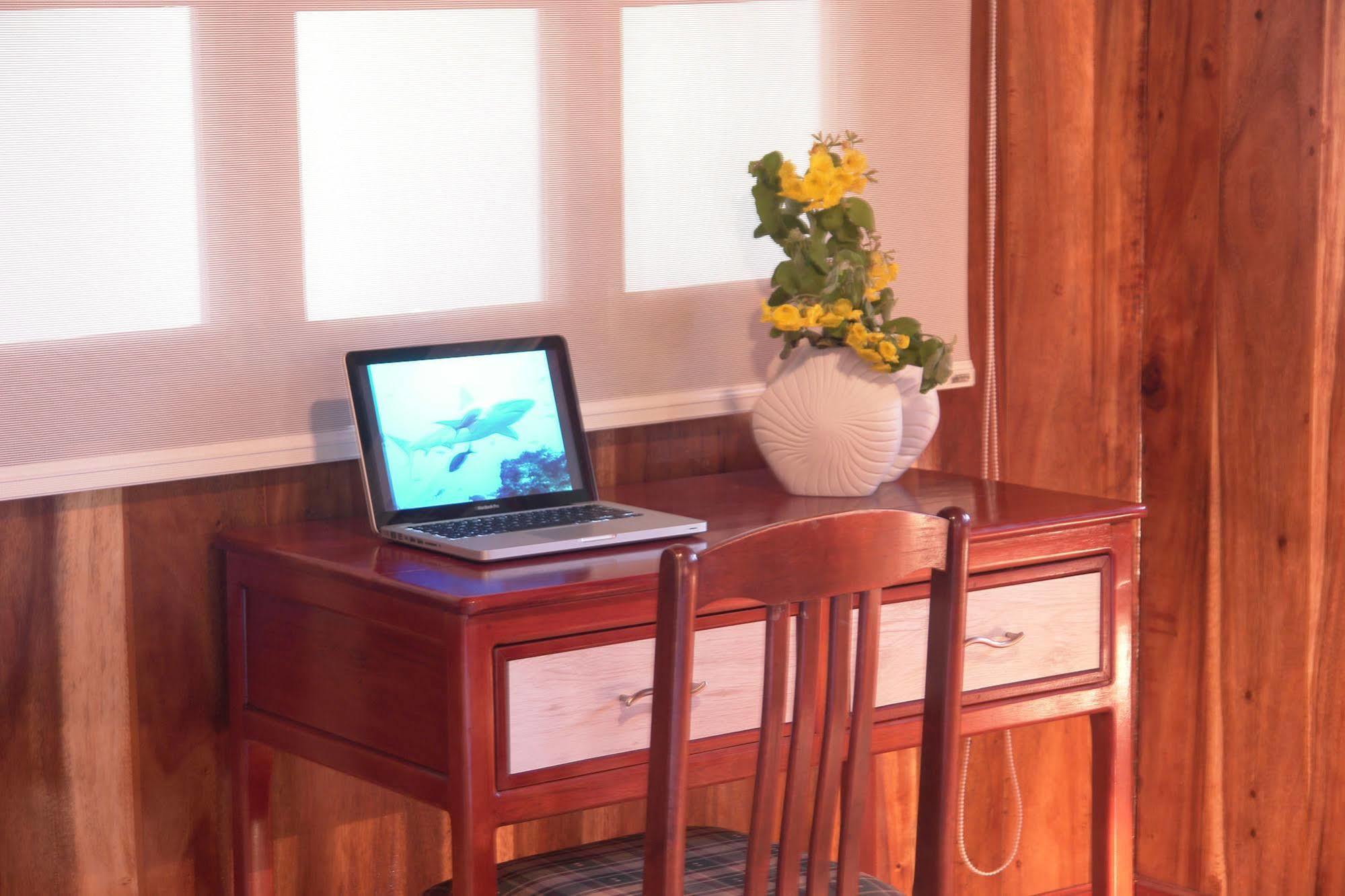 The Wooden House Hotel Puerto Villamil Exterior foto