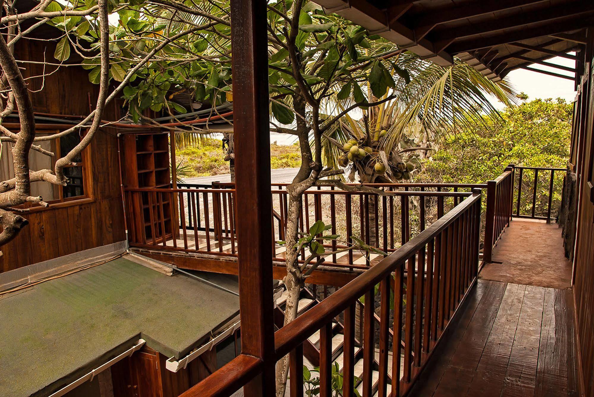 The Wooden House Hotel Puerto Villamil Exterior foto